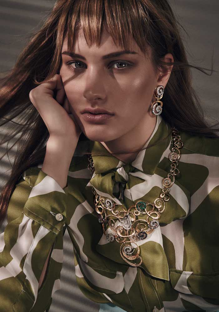 MARIA DE TONI “Al Nahda East & West Jewellery Renaissance” necklace and earrings in 18kt gold with diamonds, emeralds, rubies and sapphires.  Shirt Stella Jean, skirt Longchamp.  