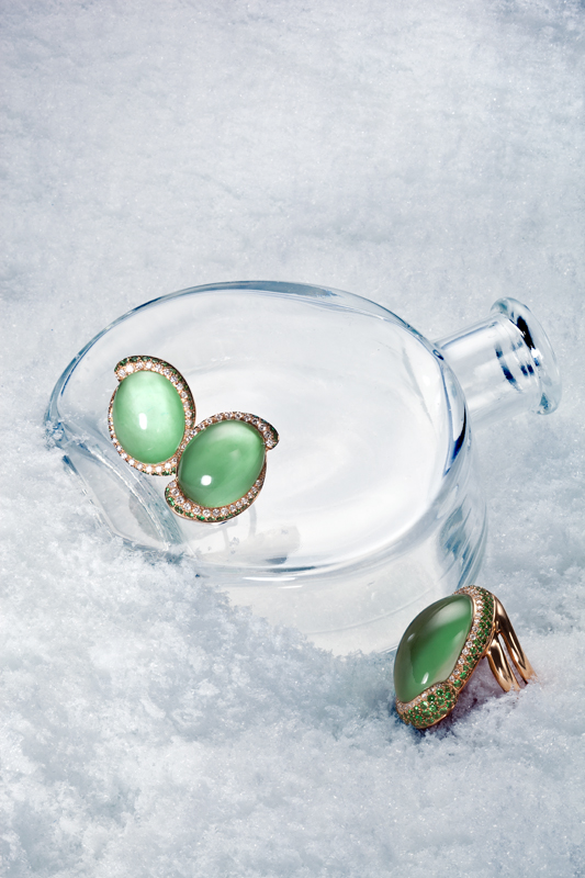 The collection Anastasia by Moraglione. Earrings and ring in rose gold, tsavorite and diamonds. Center stone in mother of pearl , jade and prasiolite . È di Moraglione la collezione Anastasia, orecchini e anello in oro rosa, xsavorite e diamanti. Pietra centrale in madreperla, giada e prasiolite.