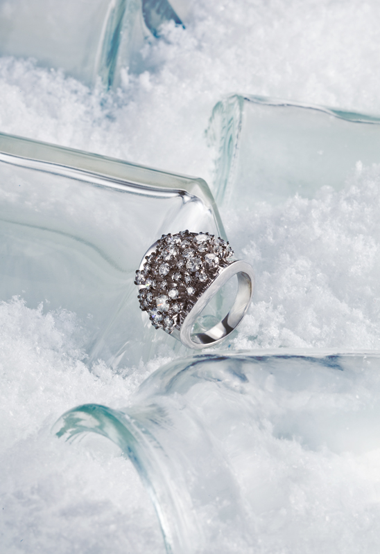 Taka Jewel, 18K gold diamond ring. It features a combination of white gold and black gold. Taka Jewel, anello in oro 18K e diamanti con dettagli in oro bianco e nero.
