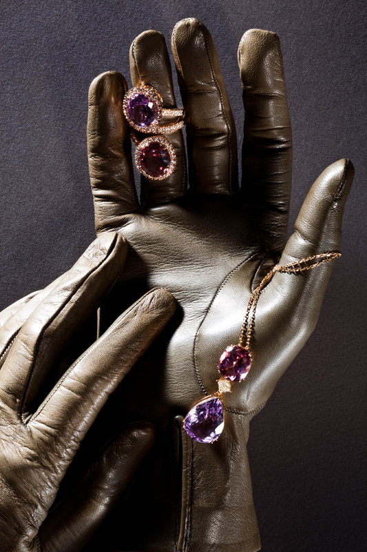 By De Lazzari, rose gold ring with diamonds, pink tourmaline and purple amethyst. Rose gold pendant with central Fancy cut diamond, pink tourmaline and amethyst. De Lazzari Anello in oro rosa con diamanti, tormalina rosa ed ametista lilla, ciondolo in oro rosa con diamante centrale Fancy, tormalina rosa ed ametista.