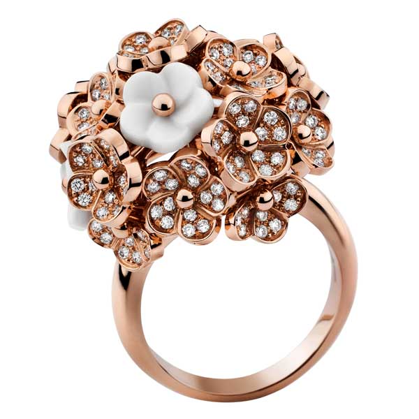 Flower ring in diamond pavé with white ceramic element covered in rock crystal 