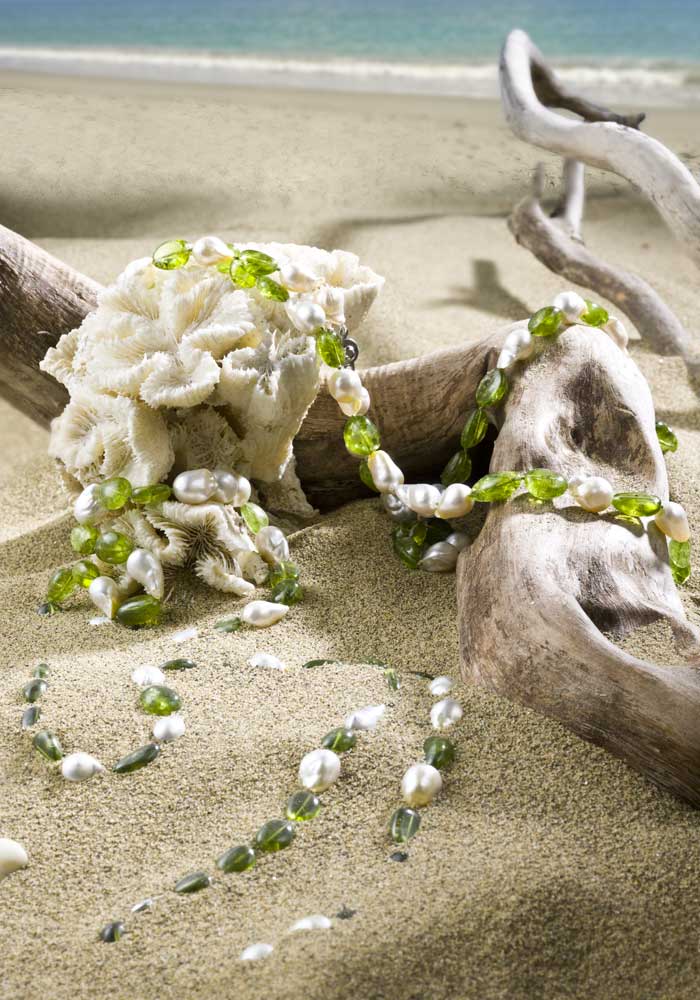 Oxygene, Patterned necklace “Only for You” with peridot and Australian baroque keshi pearls.