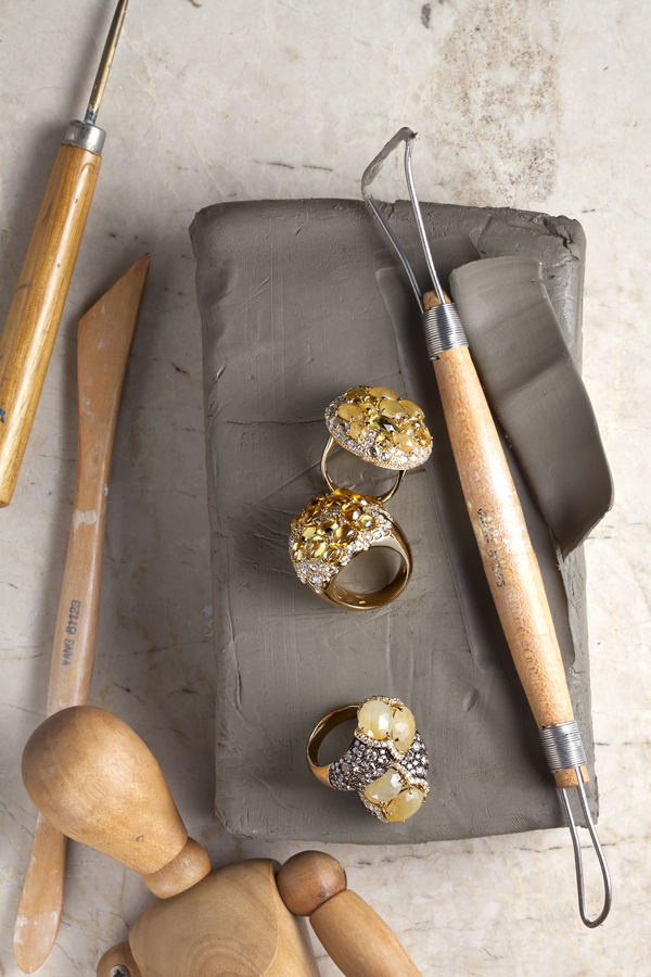 Precious jewellery by Verdi Gioielli. 18-carat yellow gold ring set with cabochon and root sapphires, white and brown diamonds.