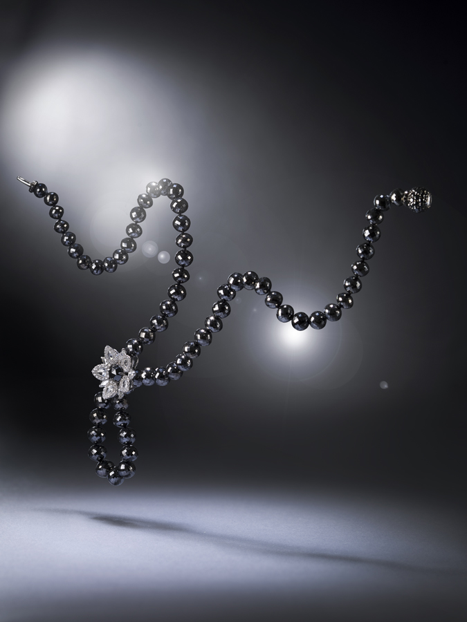 Unmistakably DiGo. Black and white diamond necklace set in white gold.