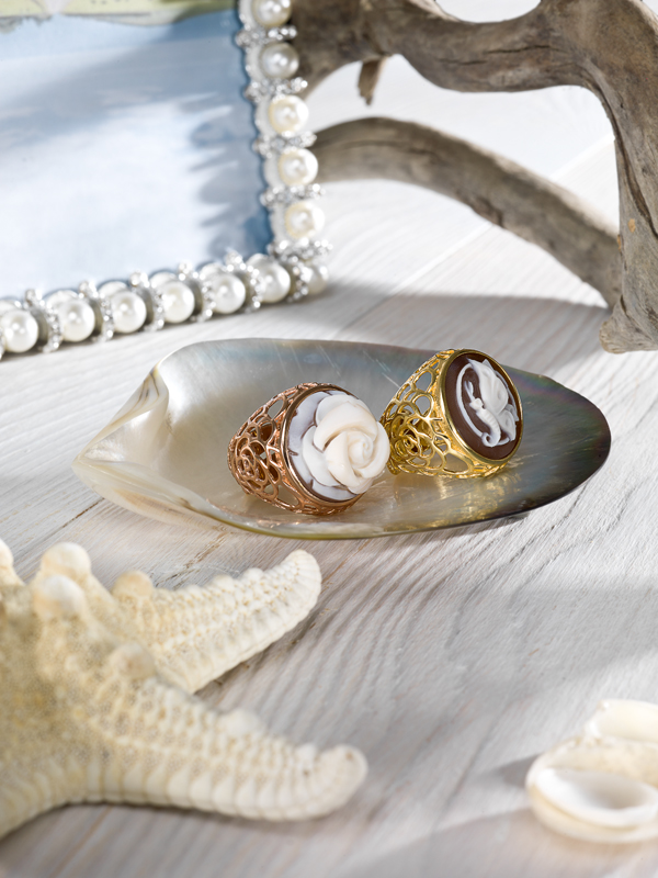 Rings with hand-engraved relief shell cameo. Frame in gold plated 925 sterling silver, all by Di Luca Anelli con cameo inciso a mano su conchiglia in rilievo. Montatura in argento 925 e platinatura in oro, tutto di Di Luca