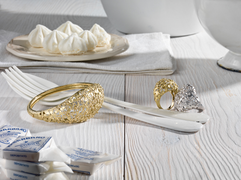 Bangle and rings from the collection Flora by Vendorafa Gioelli: an explosion of petals in 18kt gold , embellished with diamonds Bangle e anelli della collezione Flora di VENDORAFA: una esplosione di petali in oro 18kt, impreziositi da diamanti.