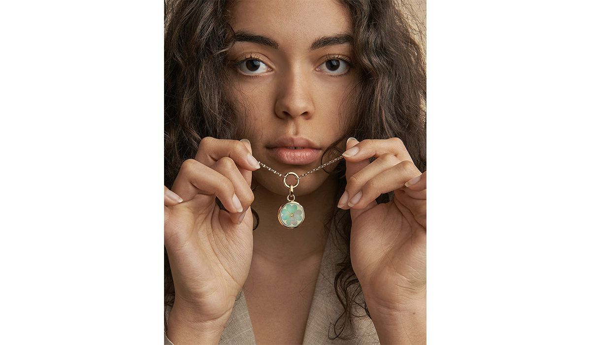 “Carpe Diem Lucky” charm with a painted mother-of-pearl mosaic dial, representing the symbol of the four-leaf clover, known for its good luck meaning.