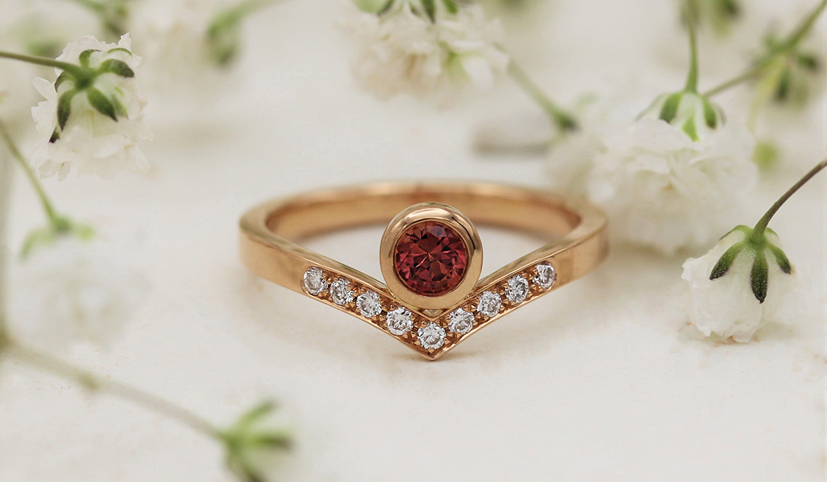 Mabelle ring, with 9 diamonds, sapphire Padparadscha and ethic rose gold.