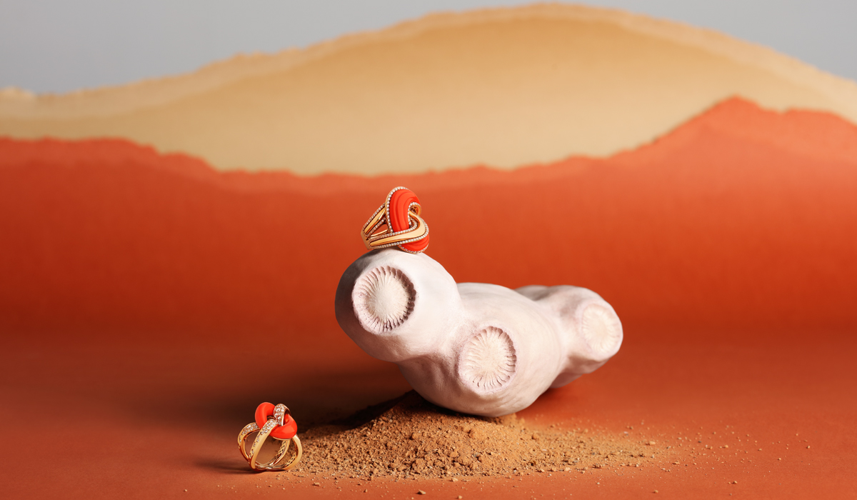 .Gold rings with diamonds and red coral, verdi