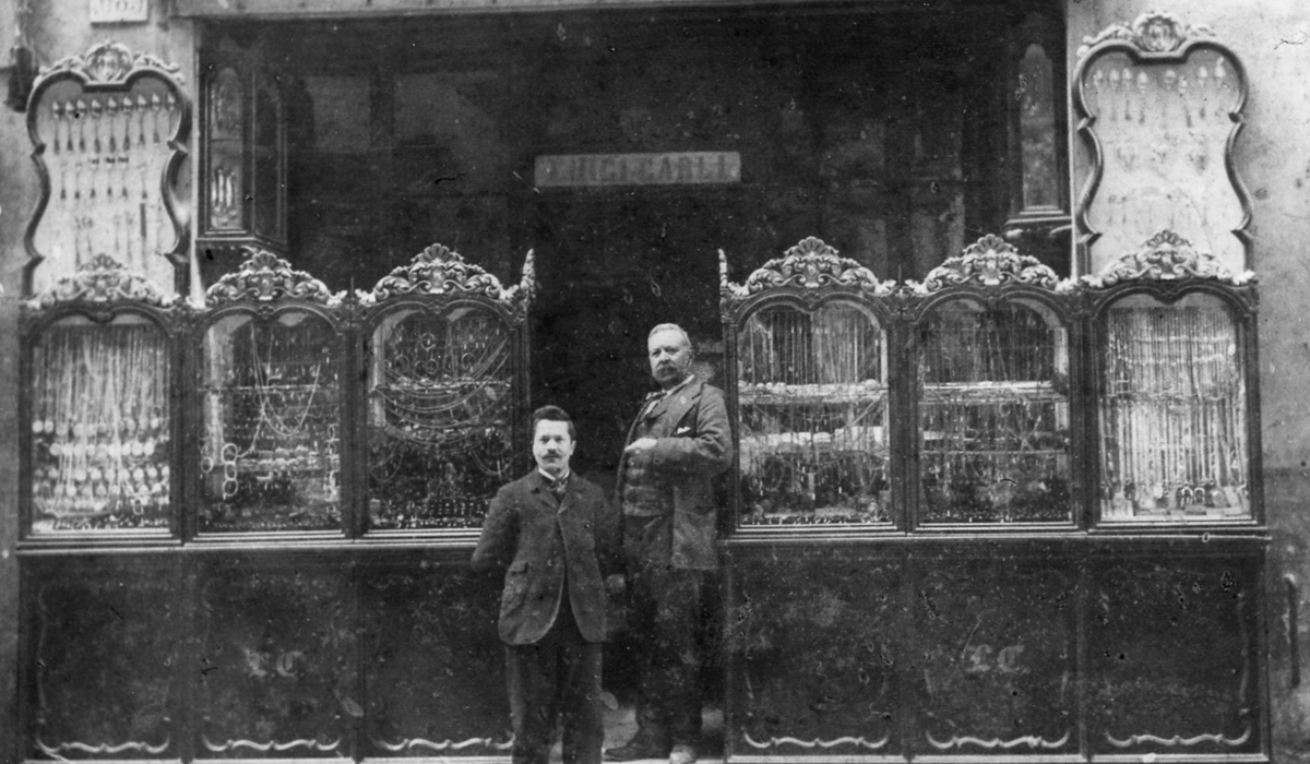 Luigi Carli and son, 1850 ca. Boiserie and crystals dated back to 1831, Via Fillungo 95, Lucca. 