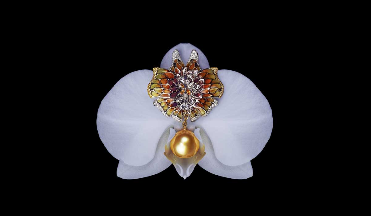 Yellow gold pendant in south-sea gold pearl with rose-cut diamond, enamel pearl shell, yellow sapphires, yellow and white diamonds.