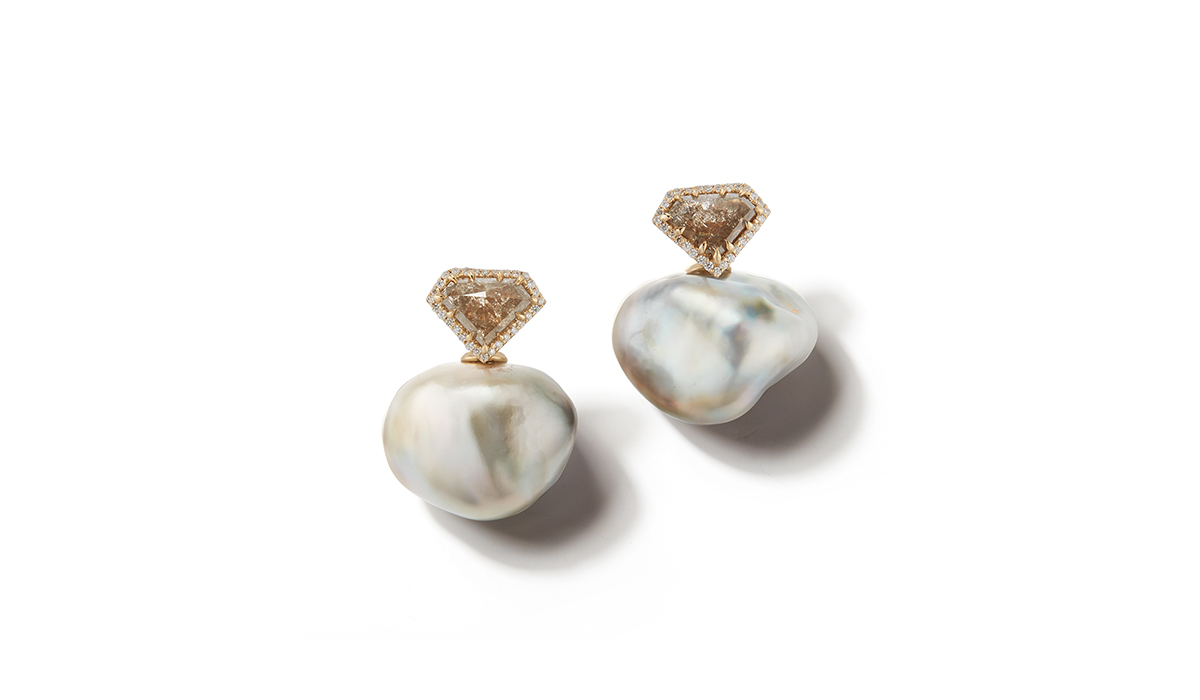 Gold and pearls earrings by Mizuki