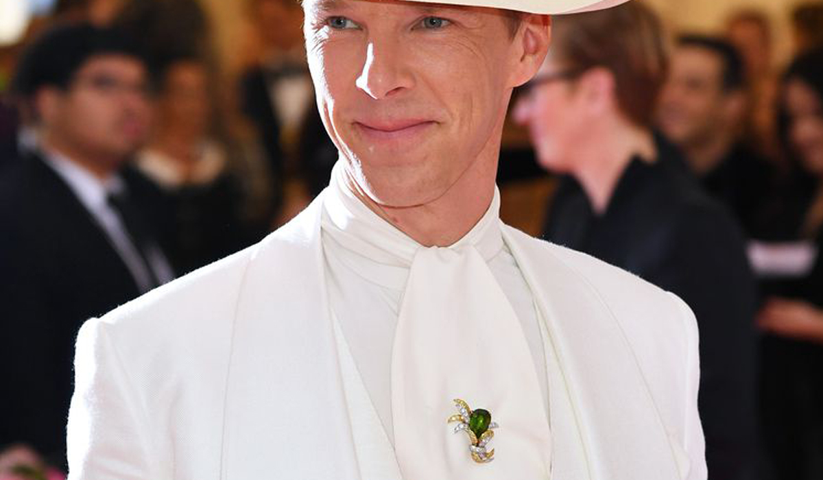 Benedict Cumberbatch wearing a gold and peridot brooch by Verdura