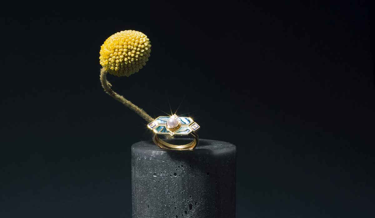 Shedu ring with diamonds, Akoya pearl and mother of pearl. 