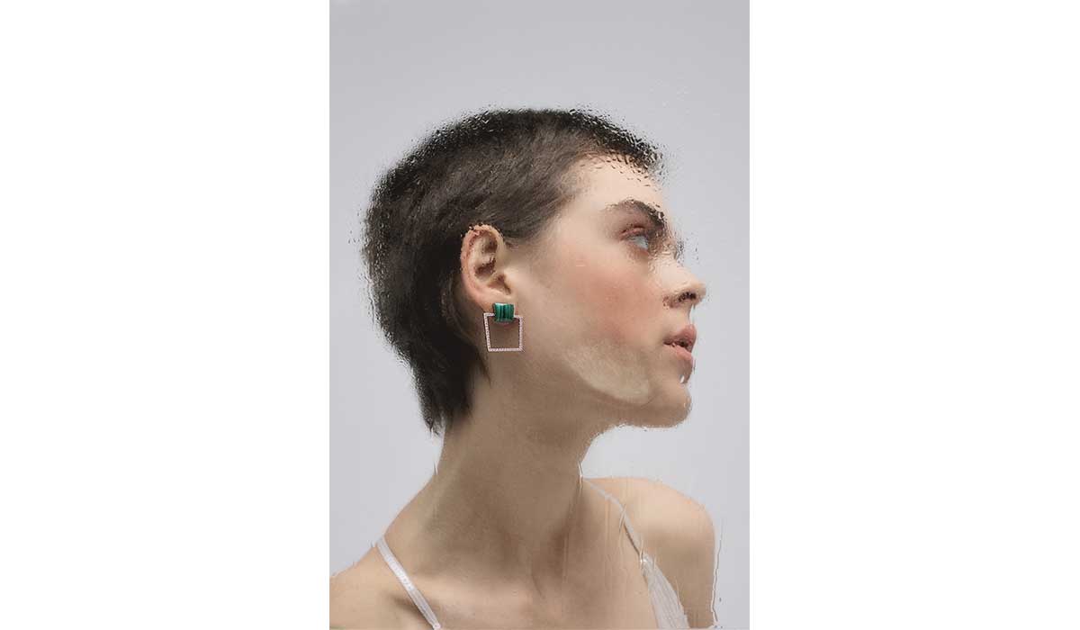 Earring with diamonds and malachite, Sauvage Privé collection, Roberto Coin. 