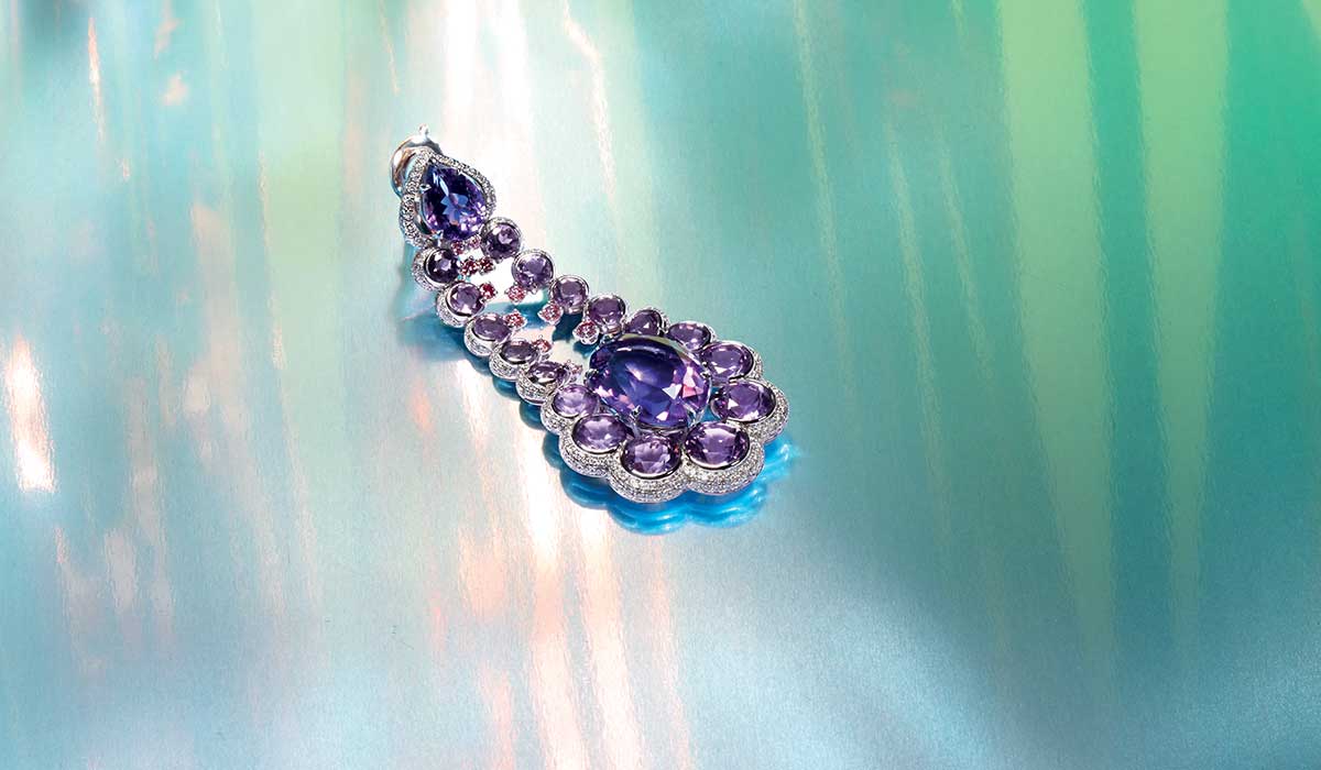 Gold earring with pear, round shaped amethysts and diamonds, Chopard High Jewelry.