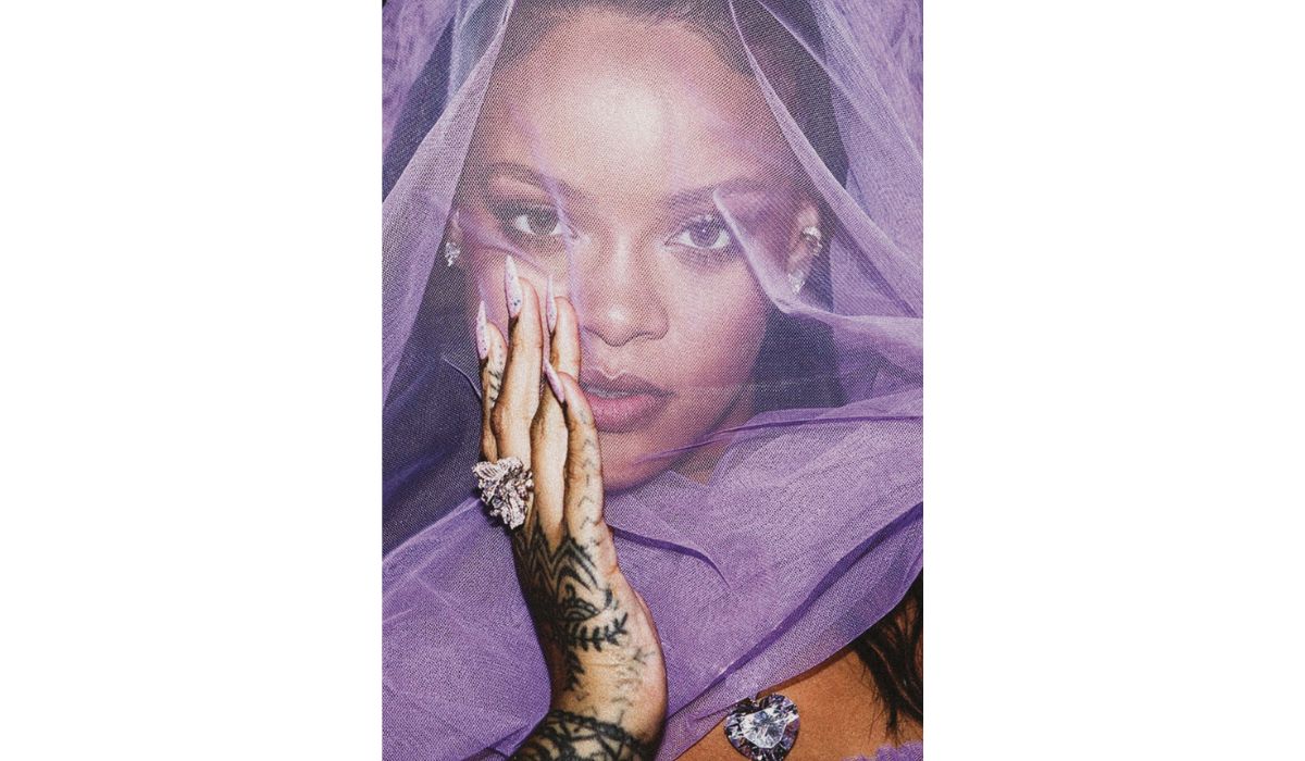 Rihanna wearing the pink sapphire and diamond Peony Butterfly ring by Anabela Chan Joaillerie.