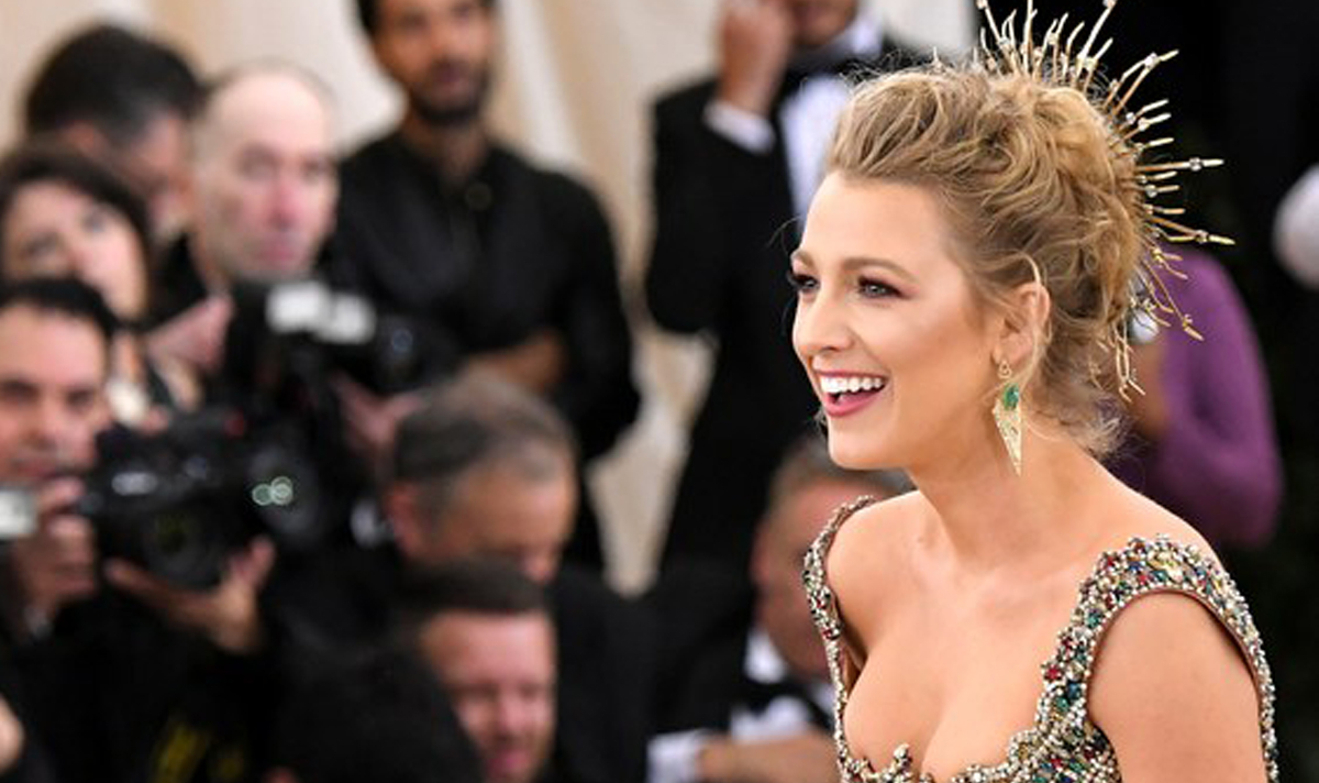 Blake Lively wears a Lorraine Schwartz champagne diamond Halo 