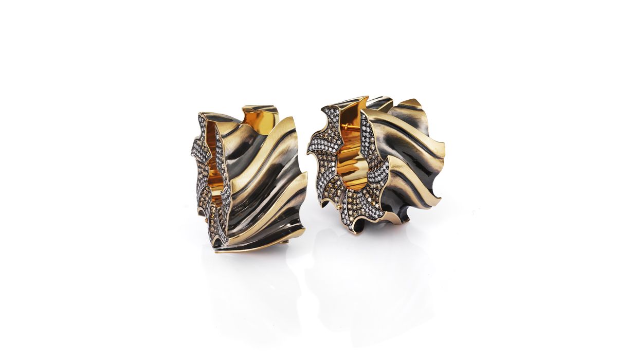 Zayil earrings of partially oxidized yellow gold in the shape of a slab mill with polished teeth, Otto Jakob