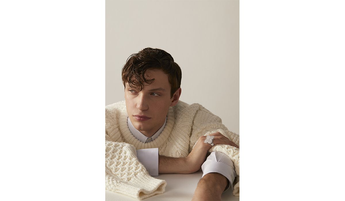 Opposite page. White gold and diamond ring, Princess Flower collection, Roberto Coin. Sweater and shirt, Dior Men.