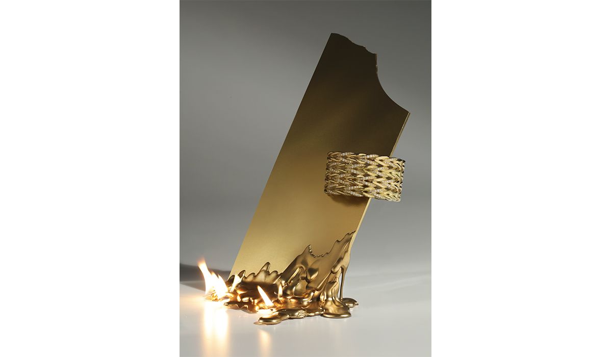 Gold Paglia cuff, adorned with round cut diamonds, Vendorafa.