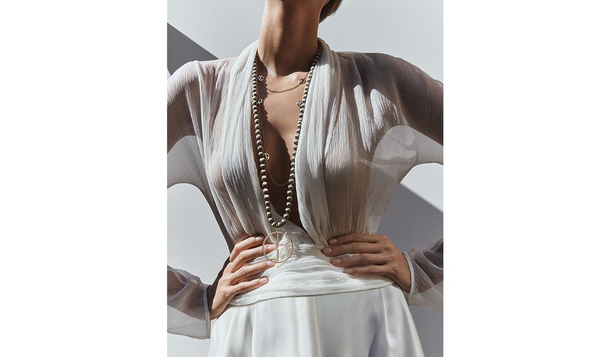 Sautoir with silk pearls and pendant in Armani nuance gold, Borgonuovo collection.