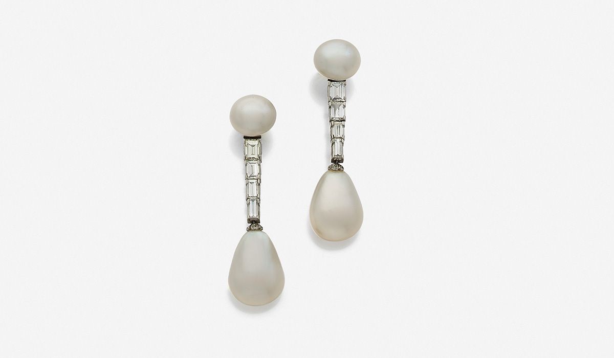 Pair of natural pearls earrings