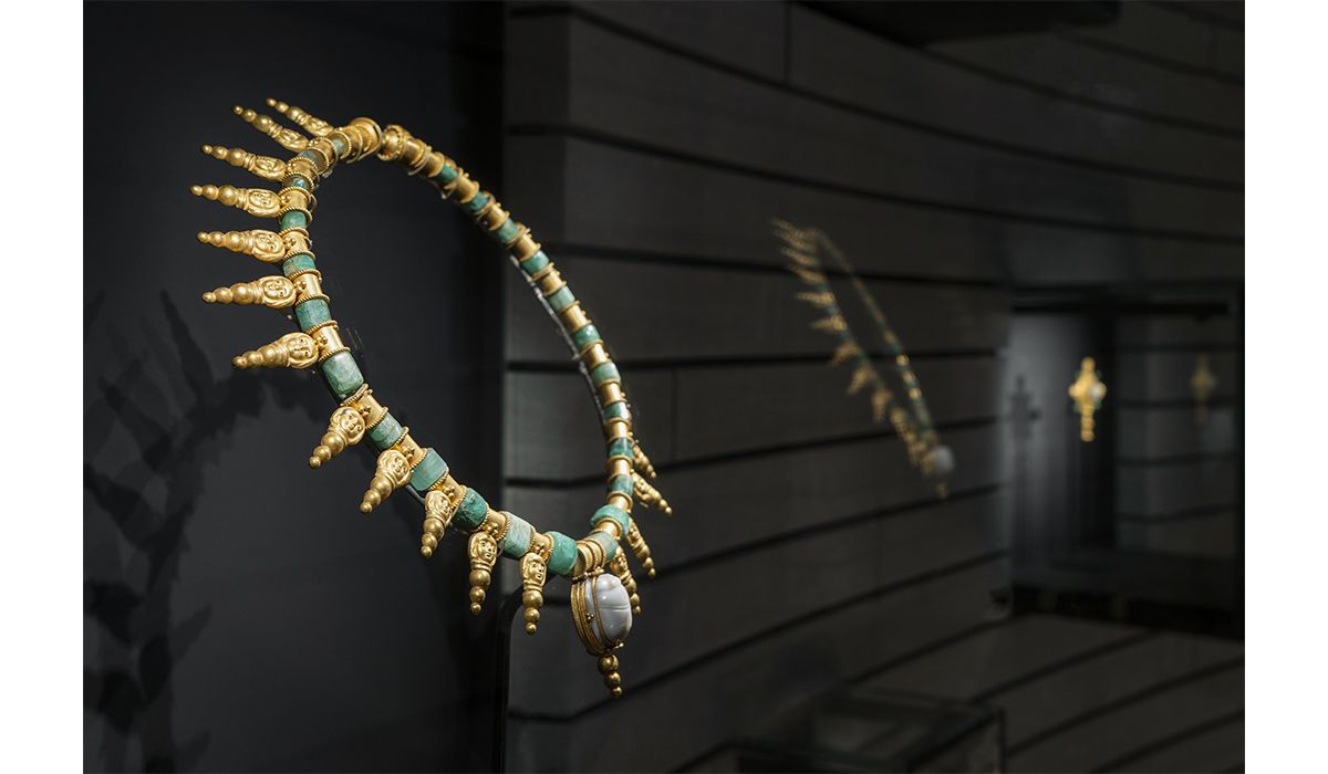 Gold necklace with emerald roots and agate, 1860-1862