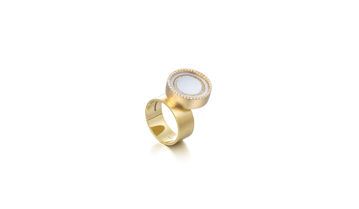 Sonia Cheadle, Concentric Circles Ring. 18ct Yellow Gold. Mother of Pearl. White Brilliant Diamond