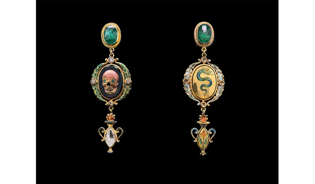Earrings in yellow gold and enamel set with emeralds and diamonds, circa 1980s