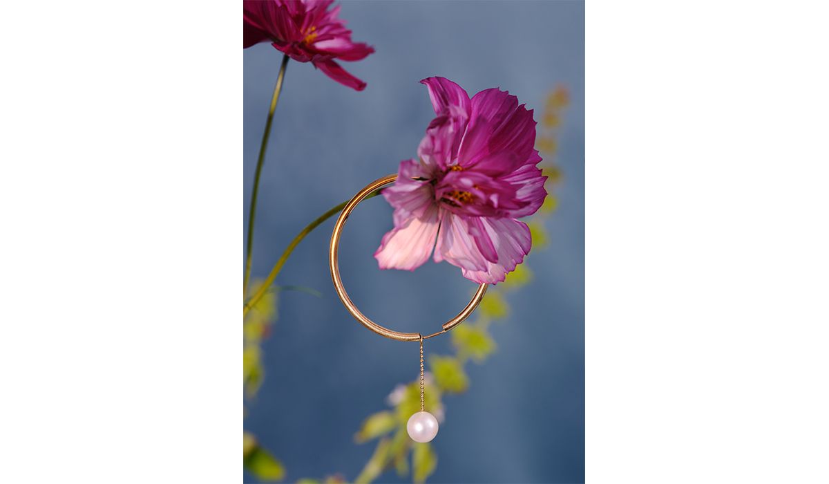 Gold hoop with detachable cultured pearl, Open Mind collection, Yana Nesper.