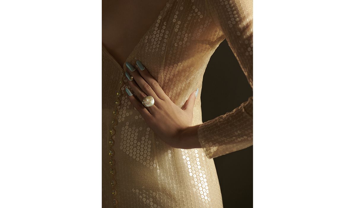 Ring wit irregular freshwater, Barocco Unico collection, Oxygene. Dress, Daizy Shely.