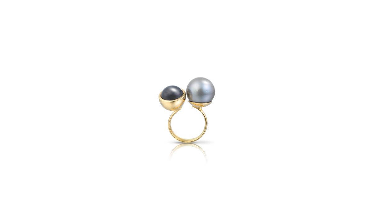 Tina Engell, Gold ring with Tahitian pearl & Grey Moonstone