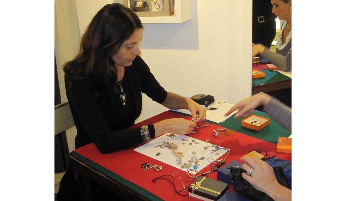 francesca caltabiano working on a repechage jewel