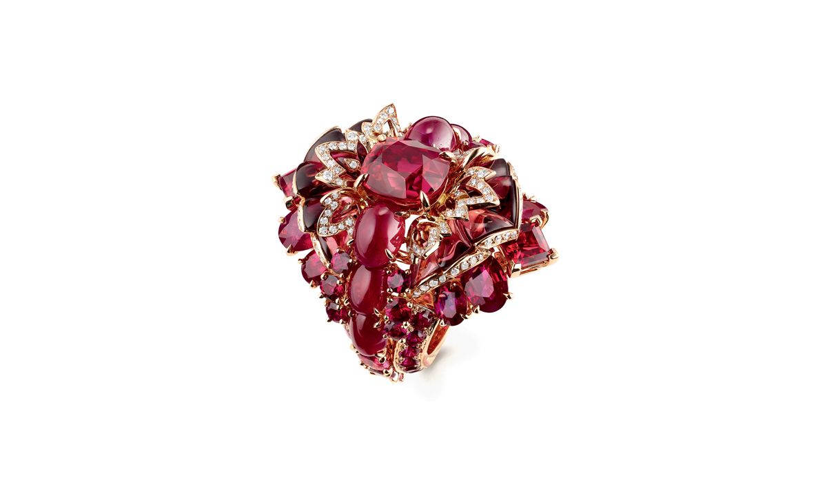 Ring in pink gold and lacquer, set with rhodolite garnet, rubies and diamonds, Chaumet est une Fête High Jewellery Collection, Chaumet