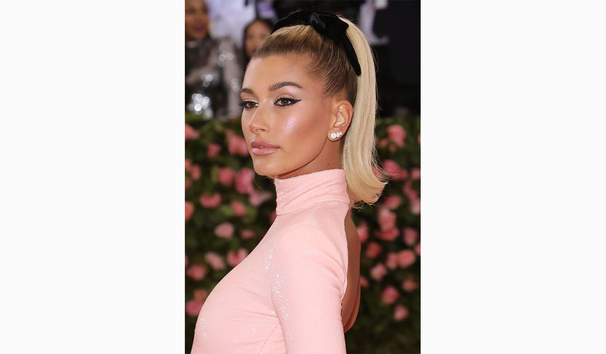 hailey bieber wearing bulgari jewels