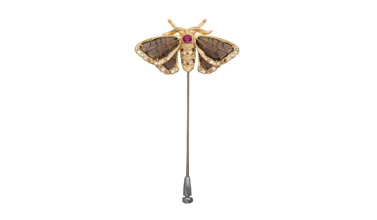Insect pin in yellow gold with ruby, brown diamonds, white diamonds and smoky quartz, Heting.