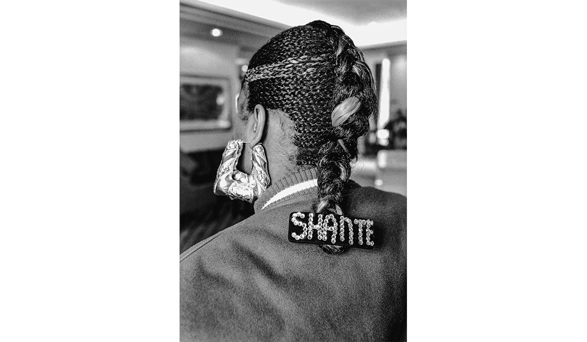 Roxanne Shante wearing gold door knocker earrings and “Shante” nameplate hair adornment. Copyright: David Corio, London, 1989
