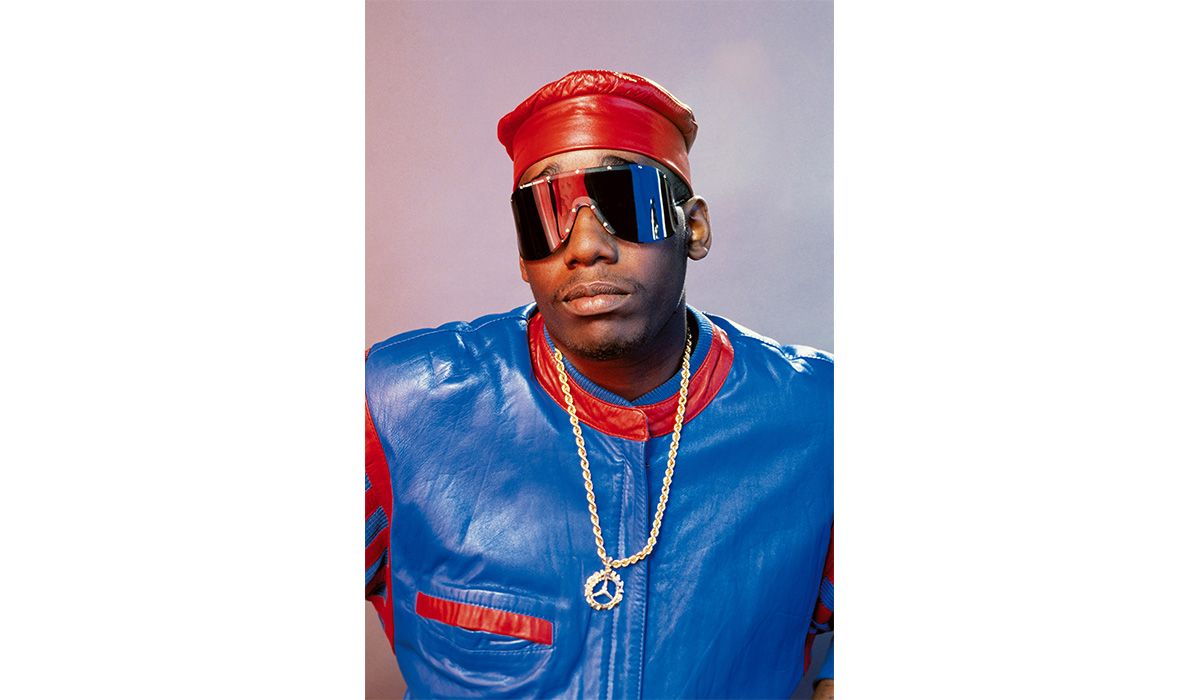 Kool Moe Dee wearing the Mercedes-Benz pendant. Worn on a simple rope chain, it became a must-have statement piece in the late 1980s. Copyright: Michael Benabib, New York, 1989.