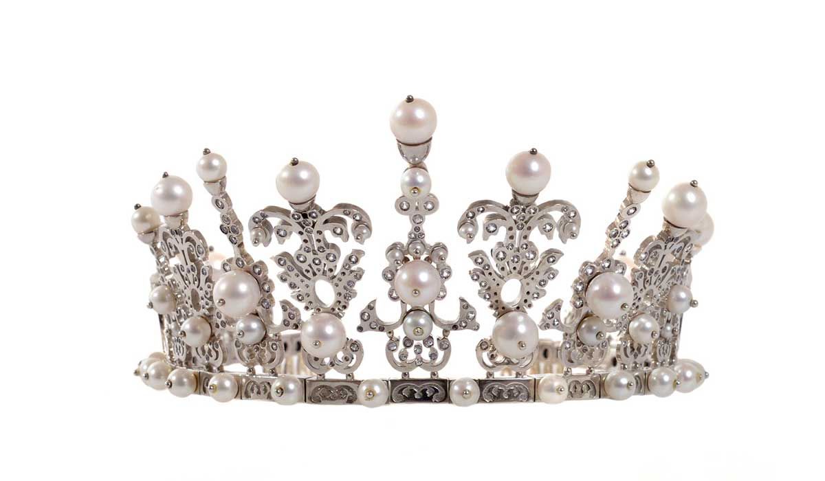  Tiara in white gold with white sapphires and freshwater pearls, Fratelli Ballarino Cavour.