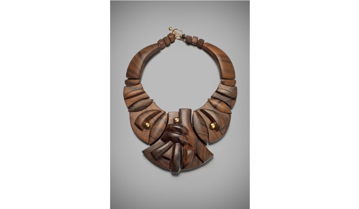 Sophia Vari, Hypérion Necklace, 2019, 18k gold, ziricote wood and leather, 22.0 x 17.0 x 2.9 cm, 179 g, edition of 3 + 2 AP.