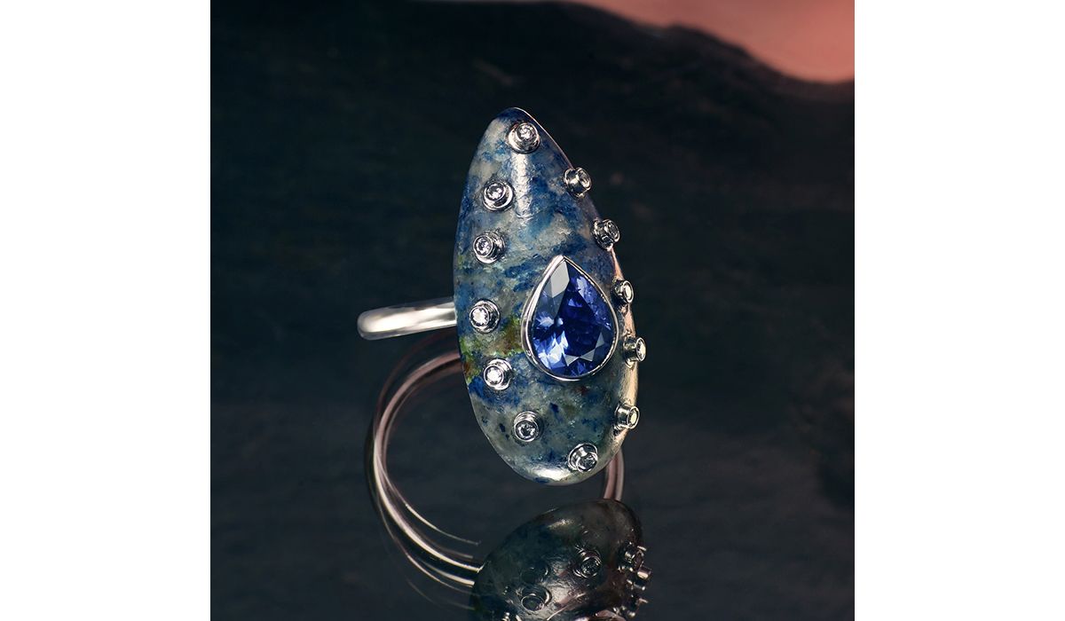 Kingdom 4, one-of-a-kind platinum ring with carved chrysocolla azurite, tanzanite and brilliant-cut diamonds. The Mother of Mothers, Susana Grau Batlle