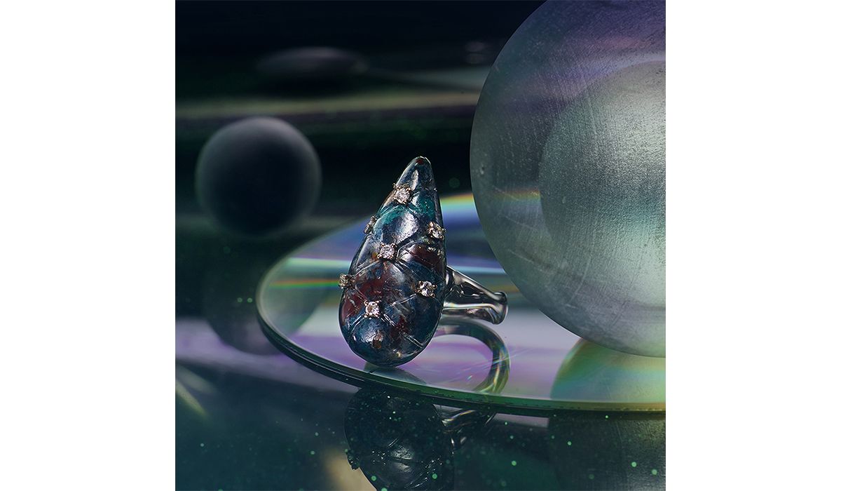 Kingdom 1, one-of-a-kind platinum ring with carved chrysocolla azurite and brilliant-cut diamonds, The Mother of Mothers collection, Susana Grau Batlle