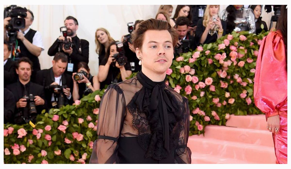 Harry Styles wears a single pearl earring by Gucci