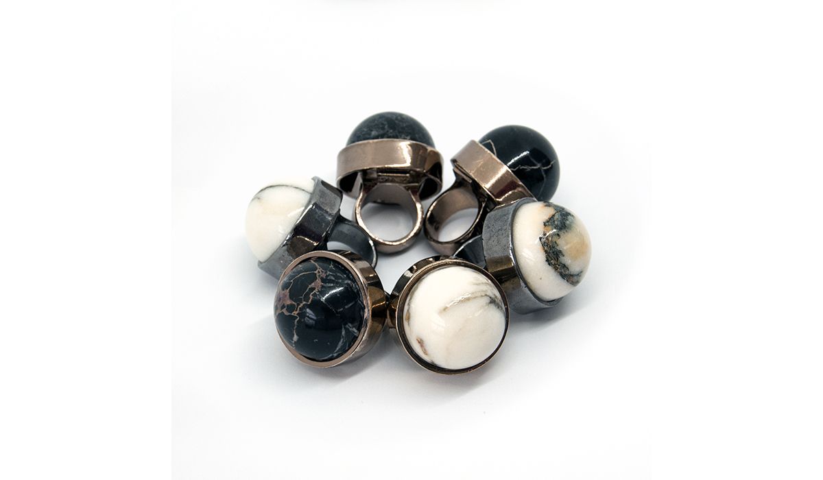 Rings with marble details by Zona67 Jewelry