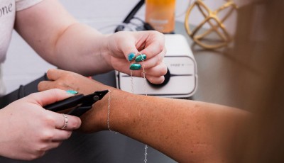 Gioielleria Permanente: La Tendenza che Unisce Stile, Emozione e Business
